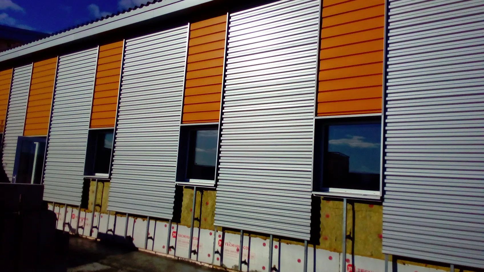 Фото 1 металлосайдинг Евро-Брус цвет Тик профнастил С-21 RAL9006 Серебро на фасаде