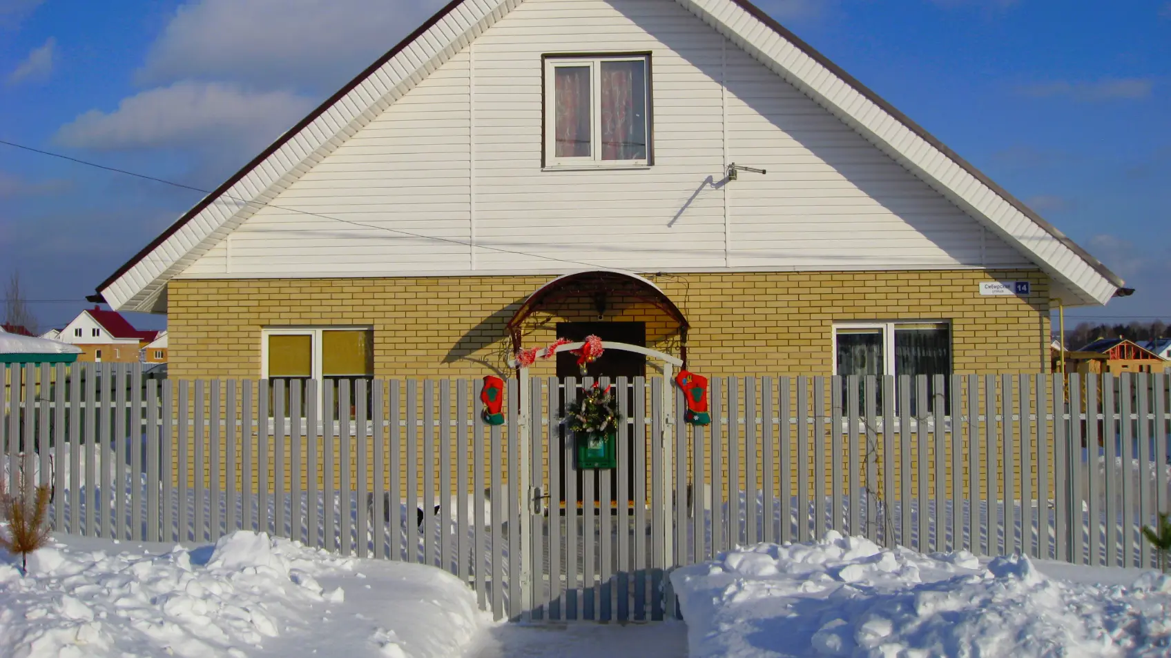 Фото 4 штакетник Узкий RAL7004 Серый на заборе для коттеджного поселка